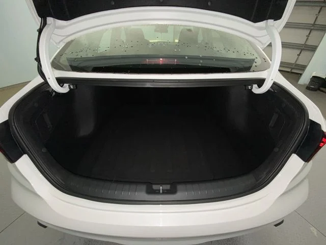 Used 2023 White Kia LXS image 22