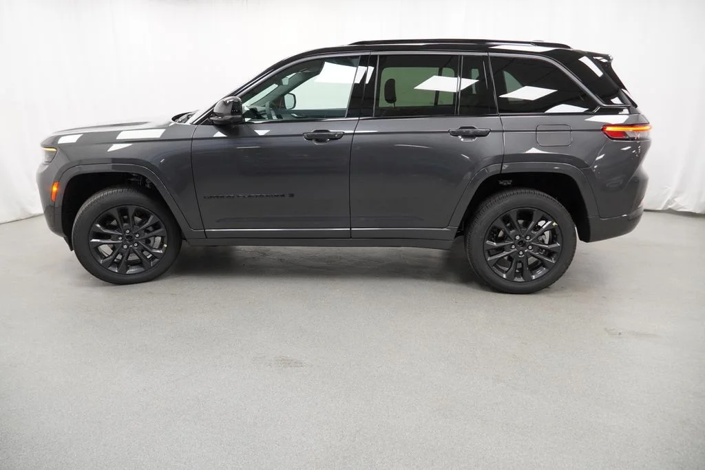 New 2026 Baltic Gray Metallic Clear-Coat Exterior Paint Jeep Limited Reserve image 14