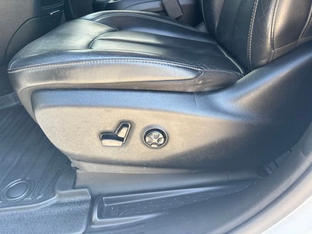 Used 2019 Bright White Clearcoat Chrysler Touring L image 13