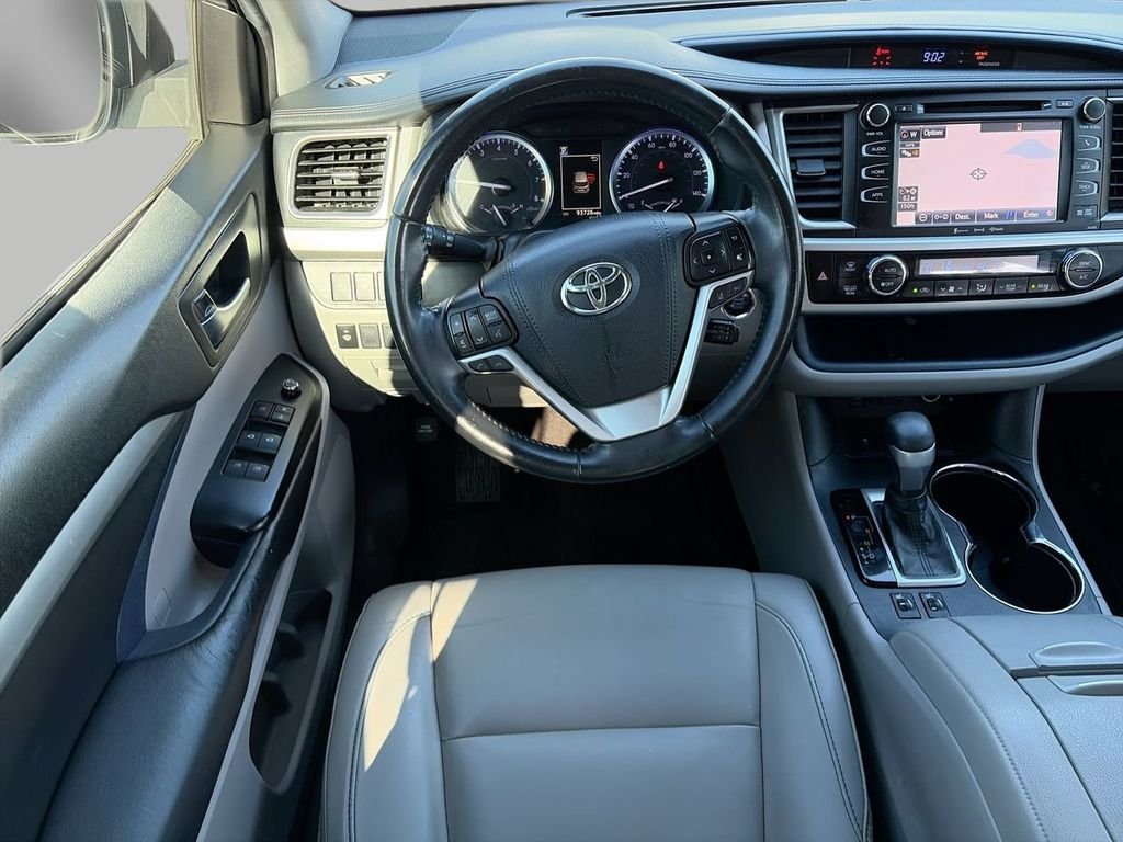 Used 2019 Silver Toyota XLE image 11