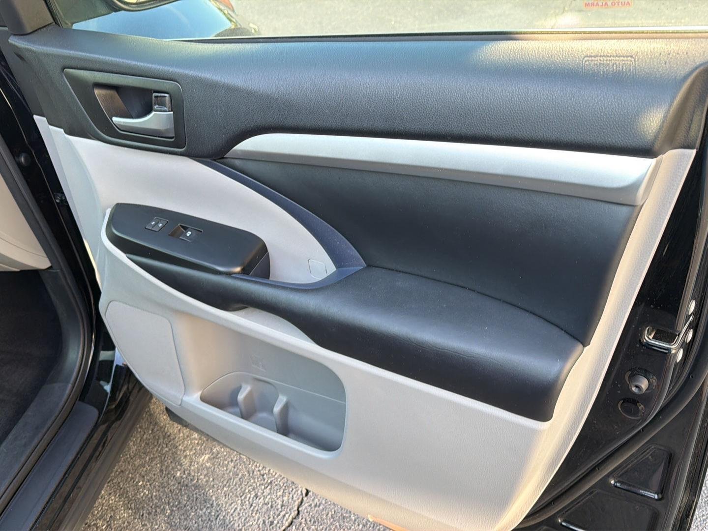 Used 2017 Midnight Black Metallic Toyota XLE image 14