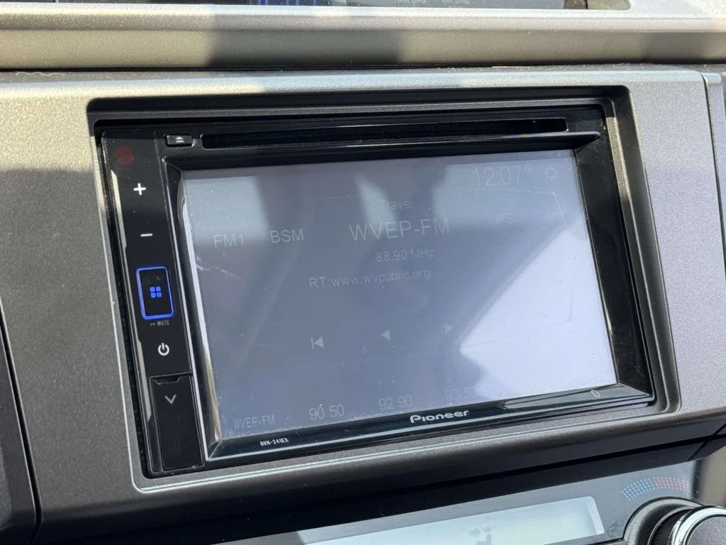 Used 2014 Red Toyota XLE image 3