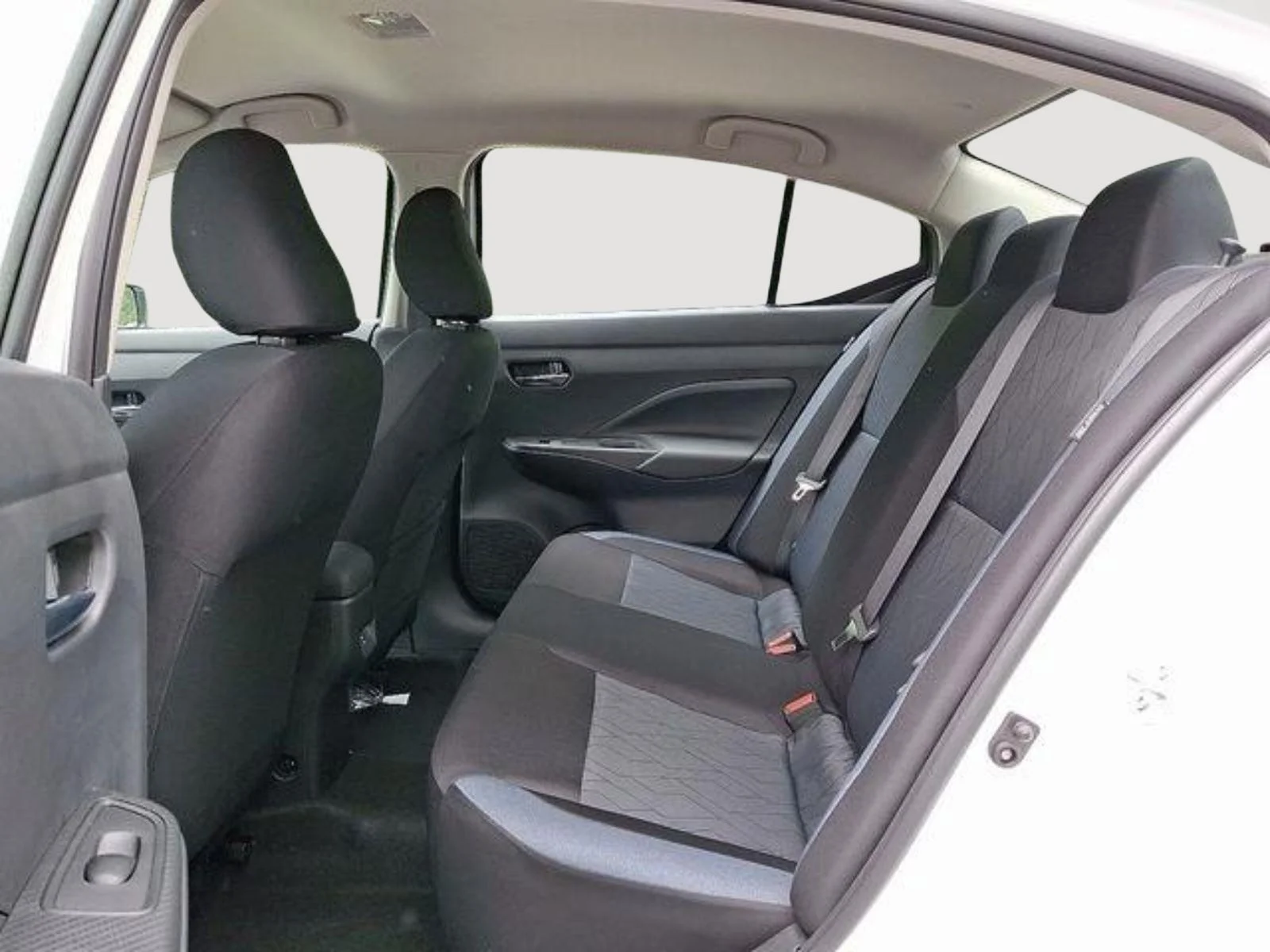 2025 Nissan Versa Sedan SV - Photo 6