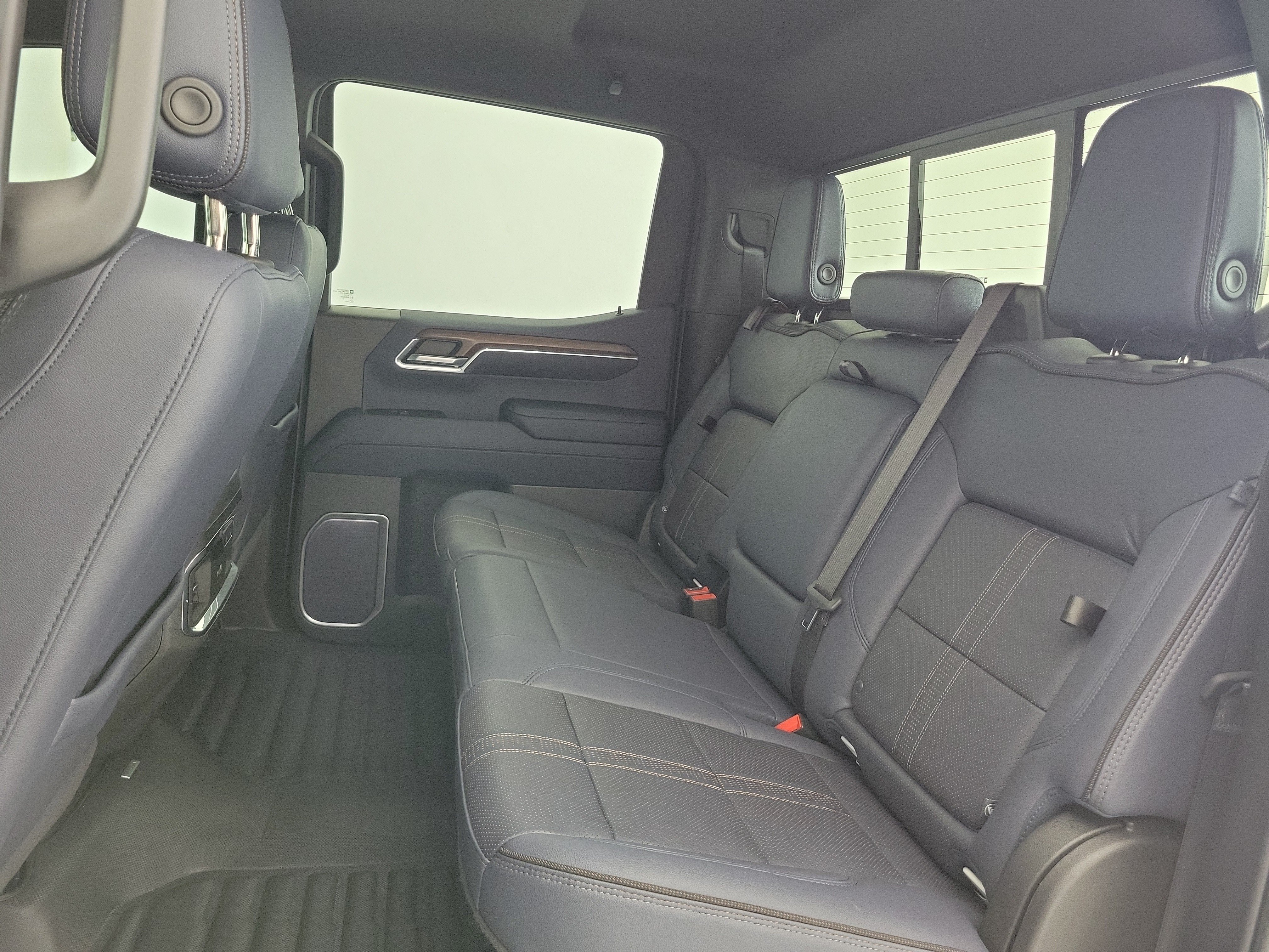 Used 2023 Iridescent Pearl Tricoat Chevrolet High Country image 12