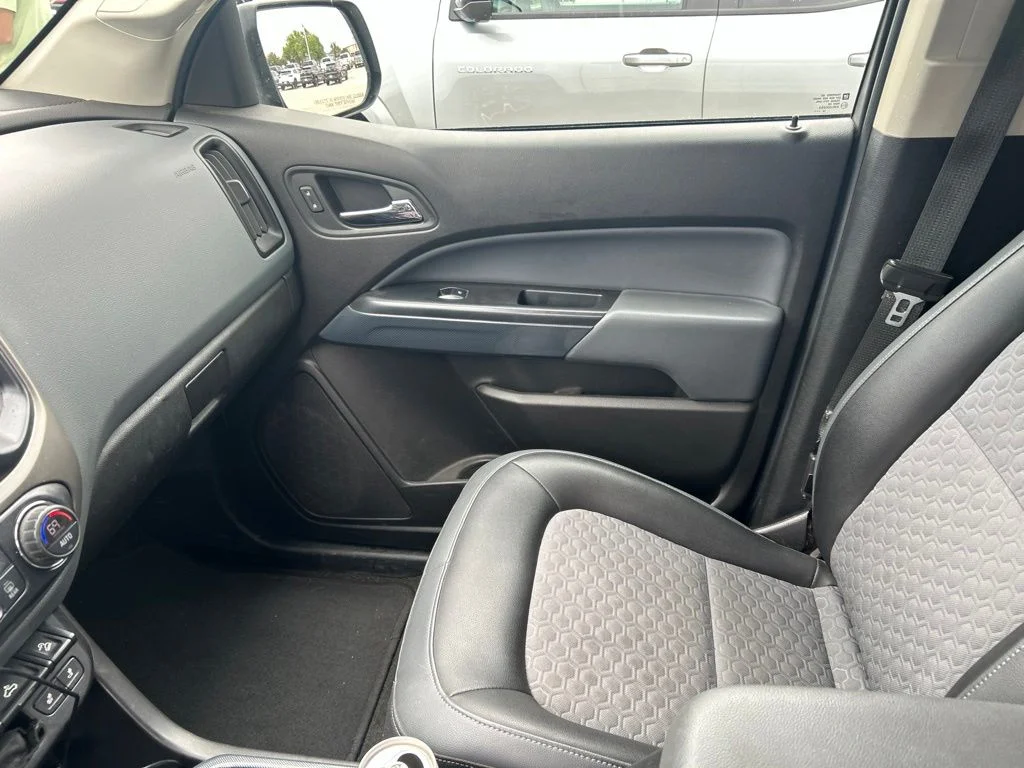 Used 2016 White Chevrolet Z71 image 2