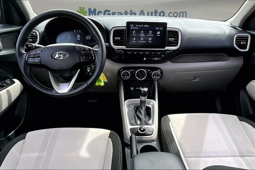 Used 2023 Green Hyundai SEL image 9