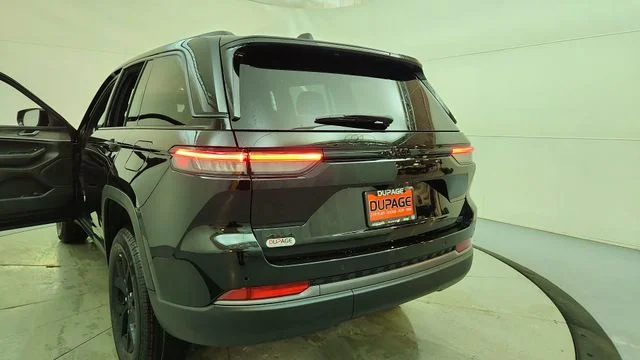 New 2026 Diamond Black Crystal Pearl-Coat Exterior Paint Jeep Laredo Altitude image 15