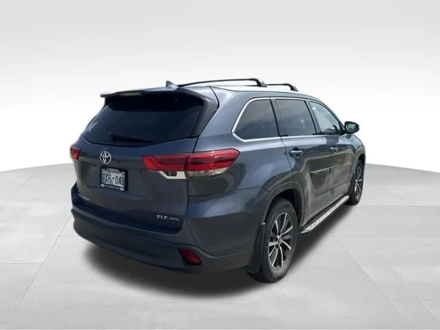 Used 2018 Blue Toyota XLE image 3