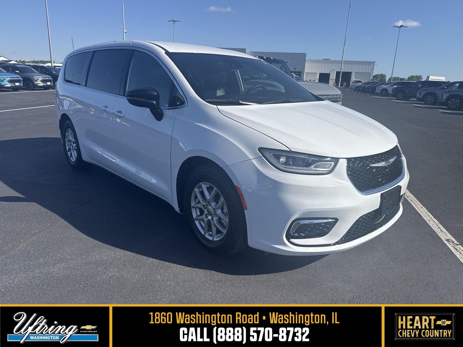 2025 Chrysler Pacifica Select's photo