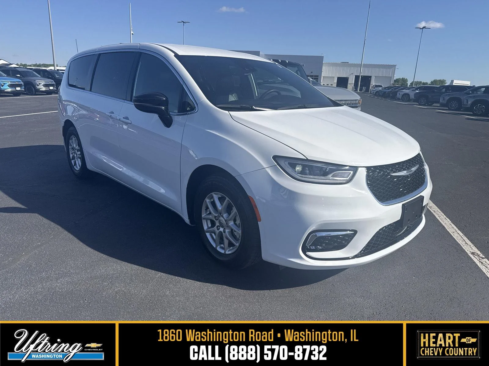 2025 Chrysler Pacifica Select's photo