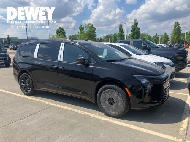 2027 Chrysler Pacifica Limited AWD's photo