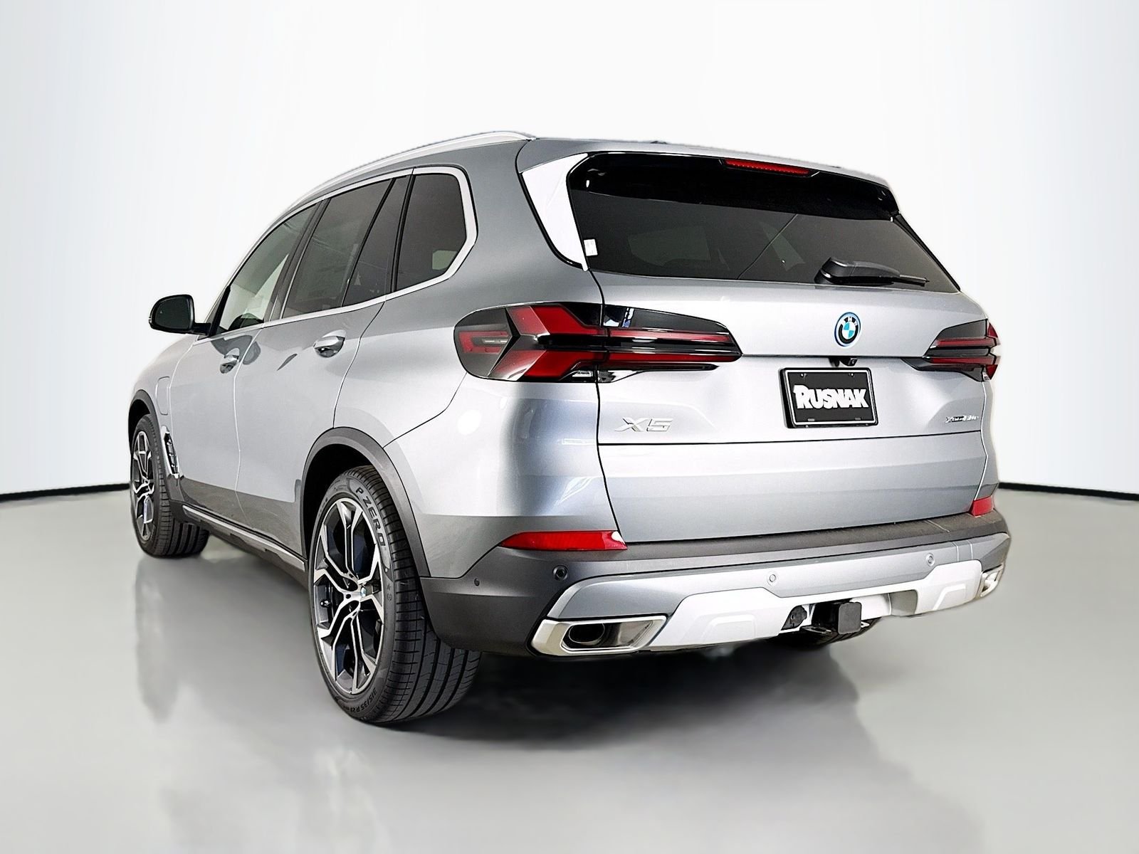 New 2026 Skyscraper Grey Metallic BMW xDrive50e image 5