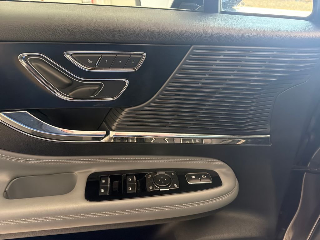 Used 2020 Gray Lincoln Standard image 11