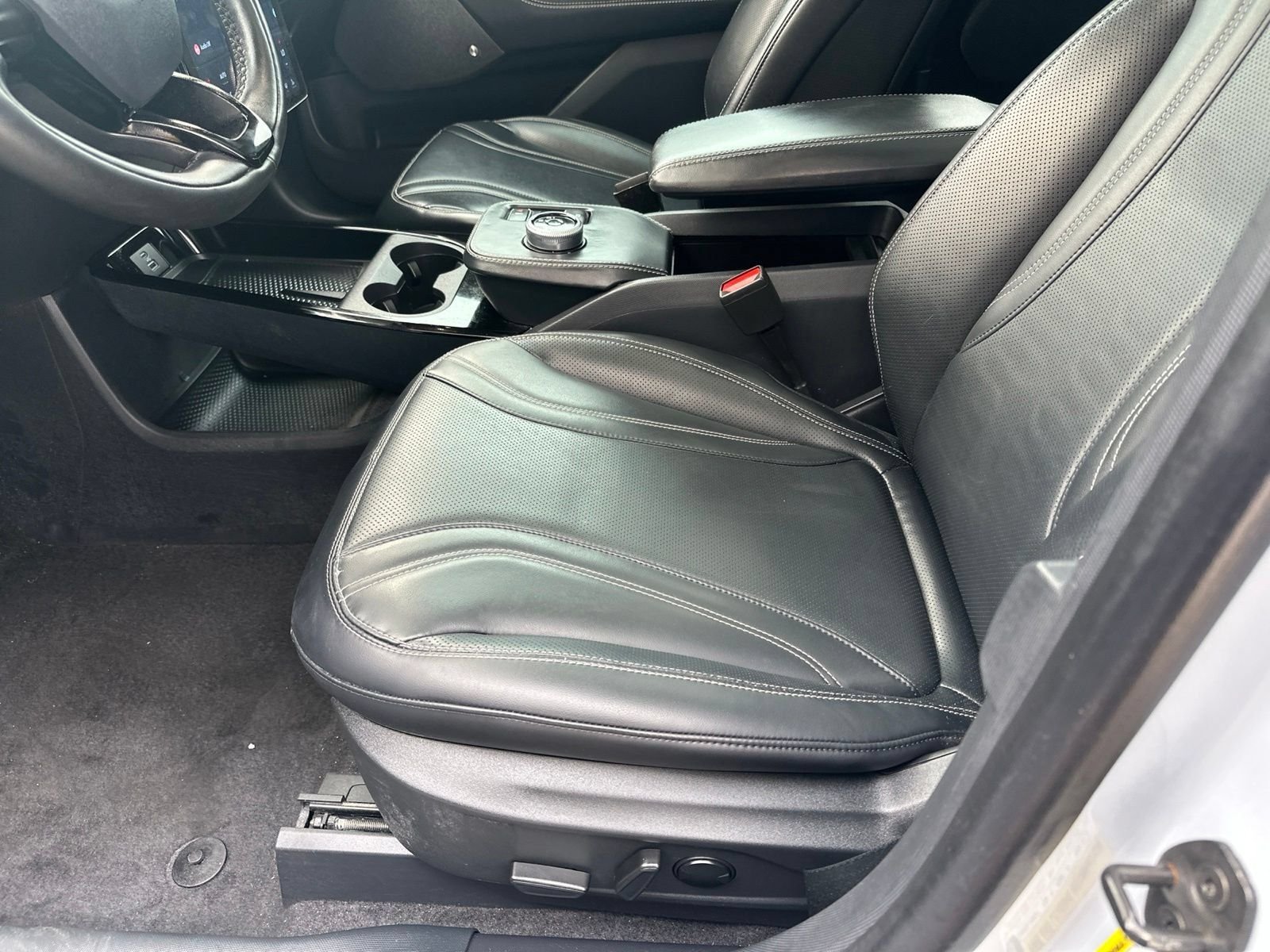 Used 2023 White Metallic Ford Premium image 19