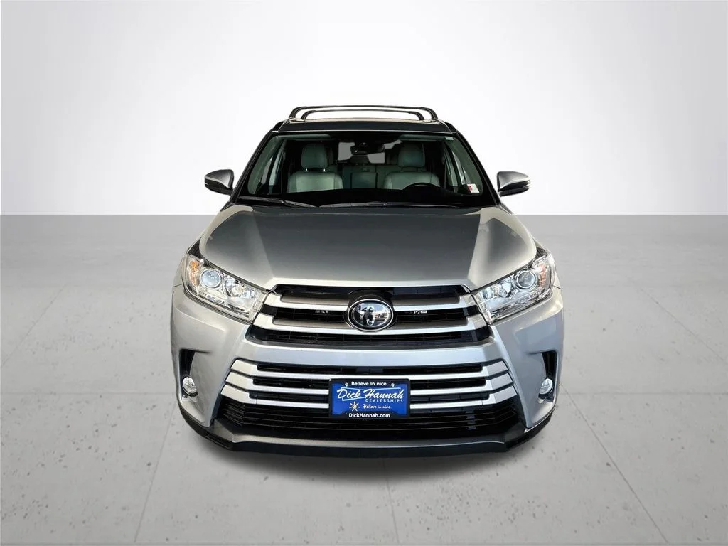 Used 2018 Silver Toyota XLE image 3