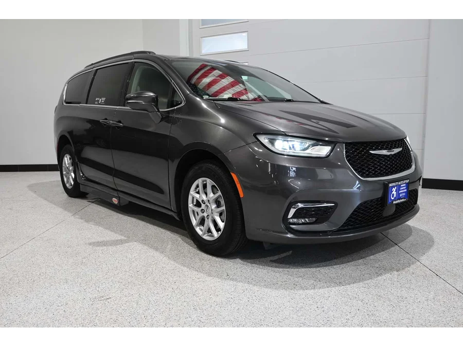 Used 2022 GRAY Chrysler Touring L Mobility Handicap Van image 3