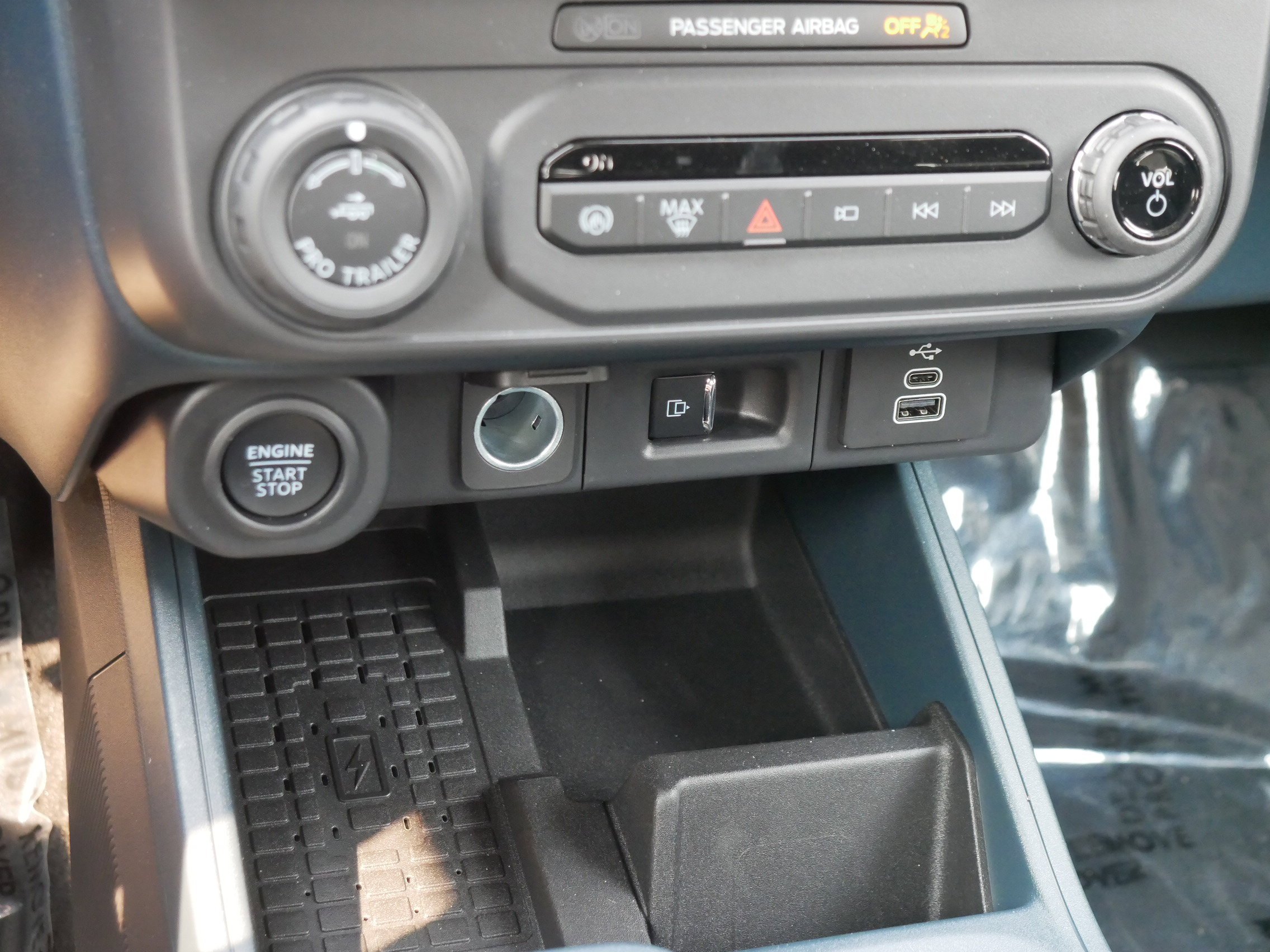 New 2025 Space White Metallic Ford Lariat® image 14