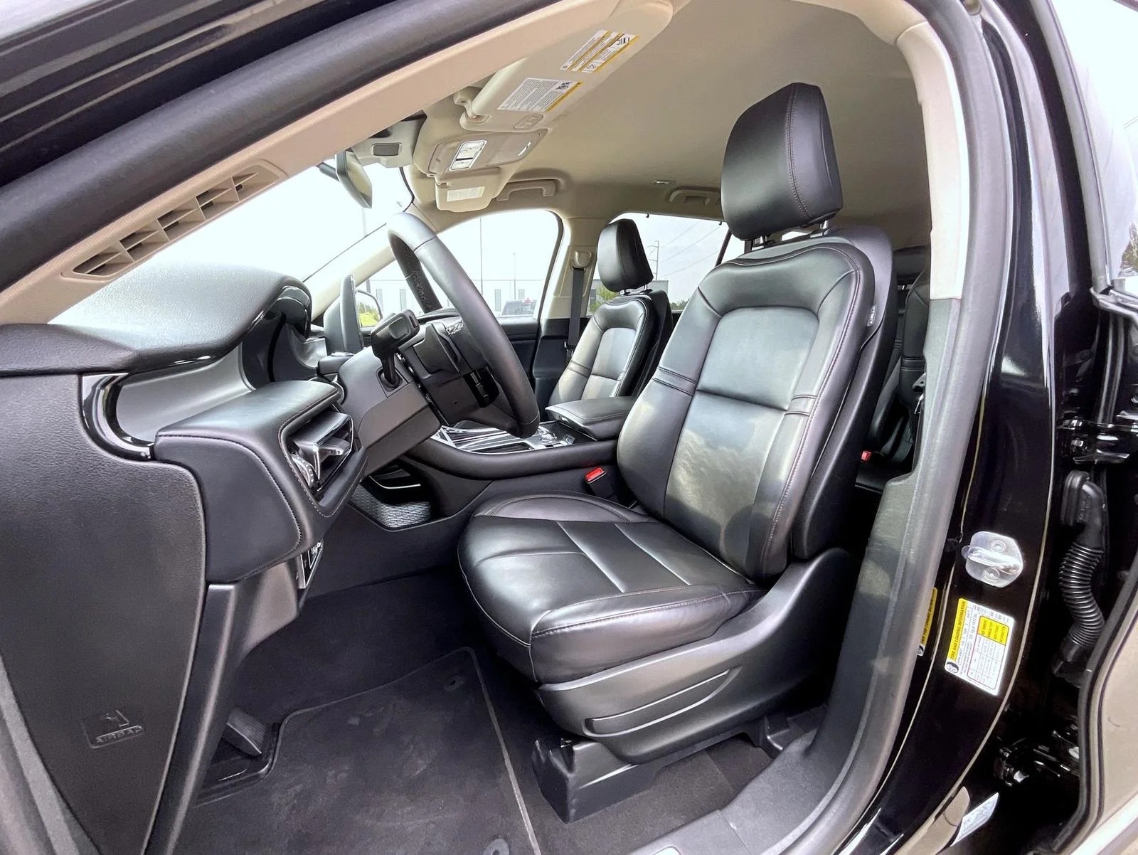 Certified Used 2023 Black Lincoln Livery image 11