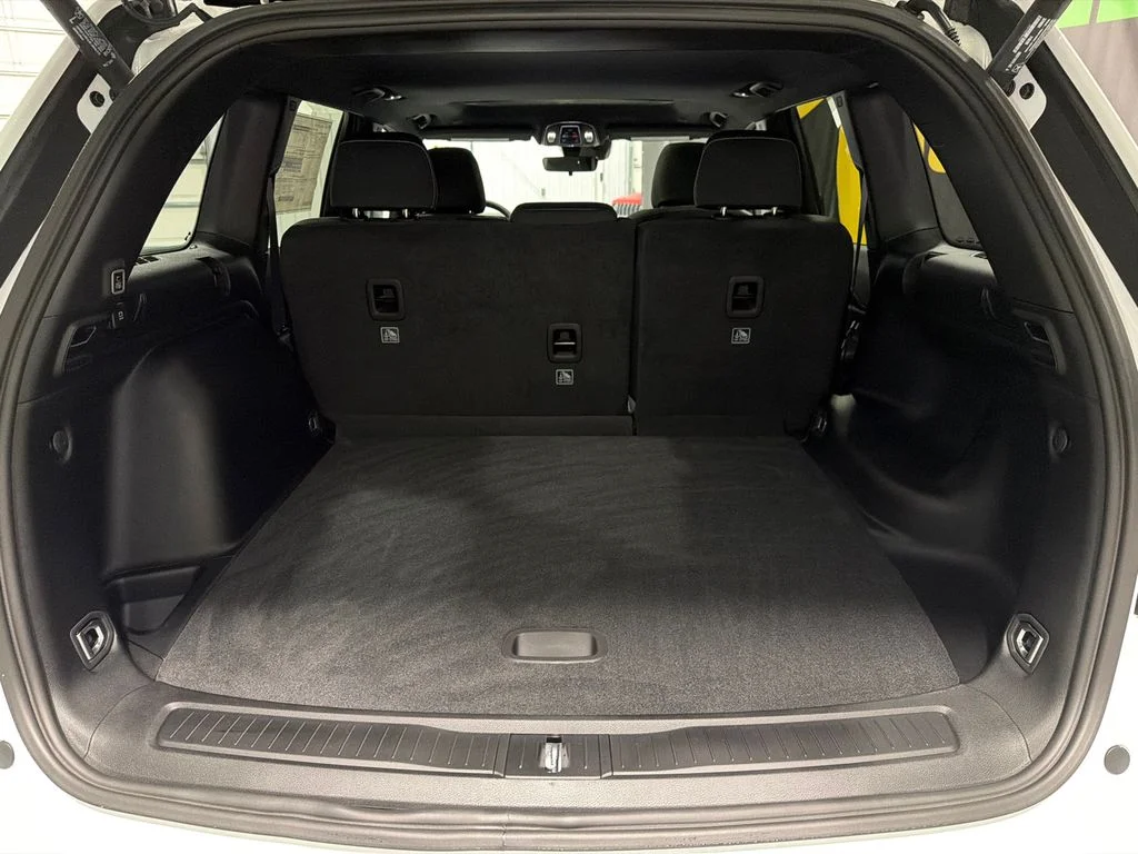 New 2026 Bright White Clear-Coat Exterior Paint Jeep Laredo X image 37