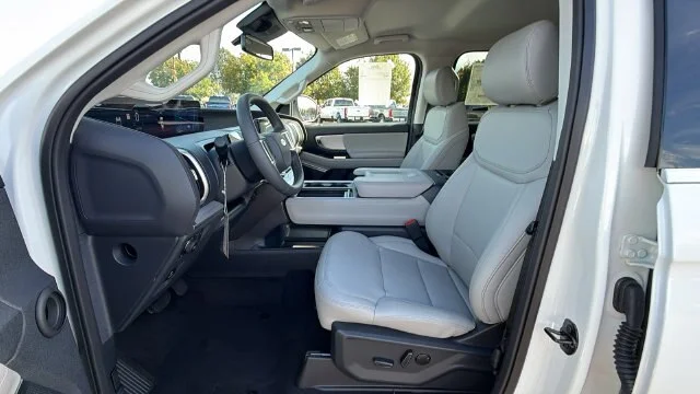 New 2027 Star White Metallic Tri-Coat Ford Active image 65