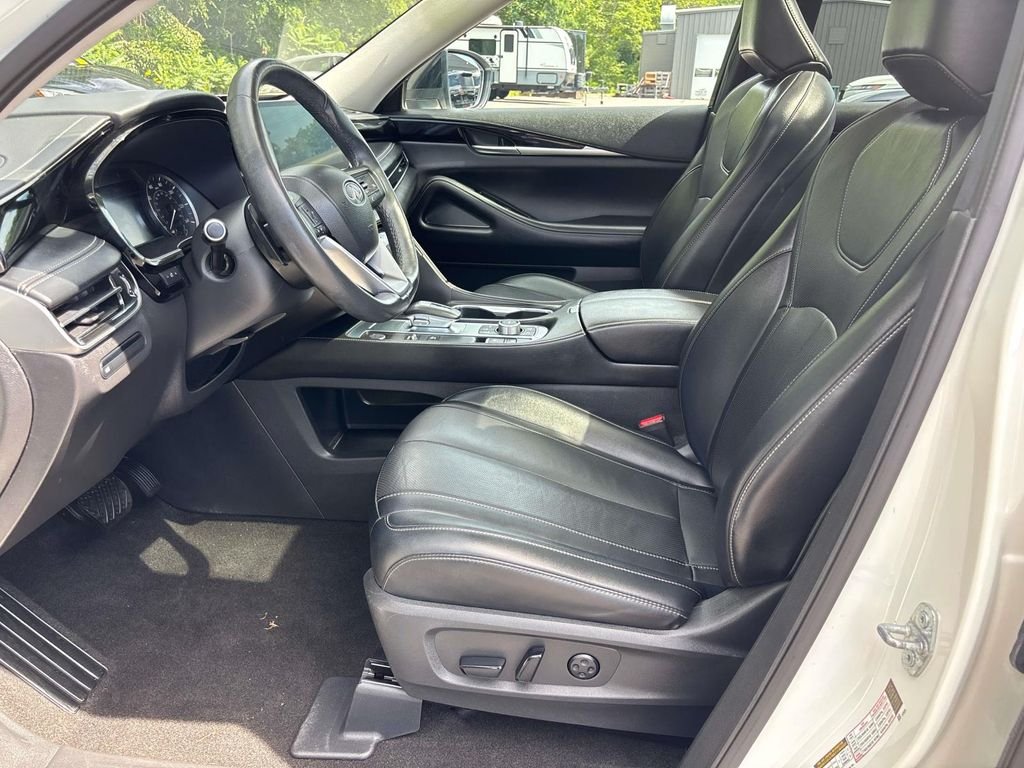 Used 2023 White INFINITI PURE image 10