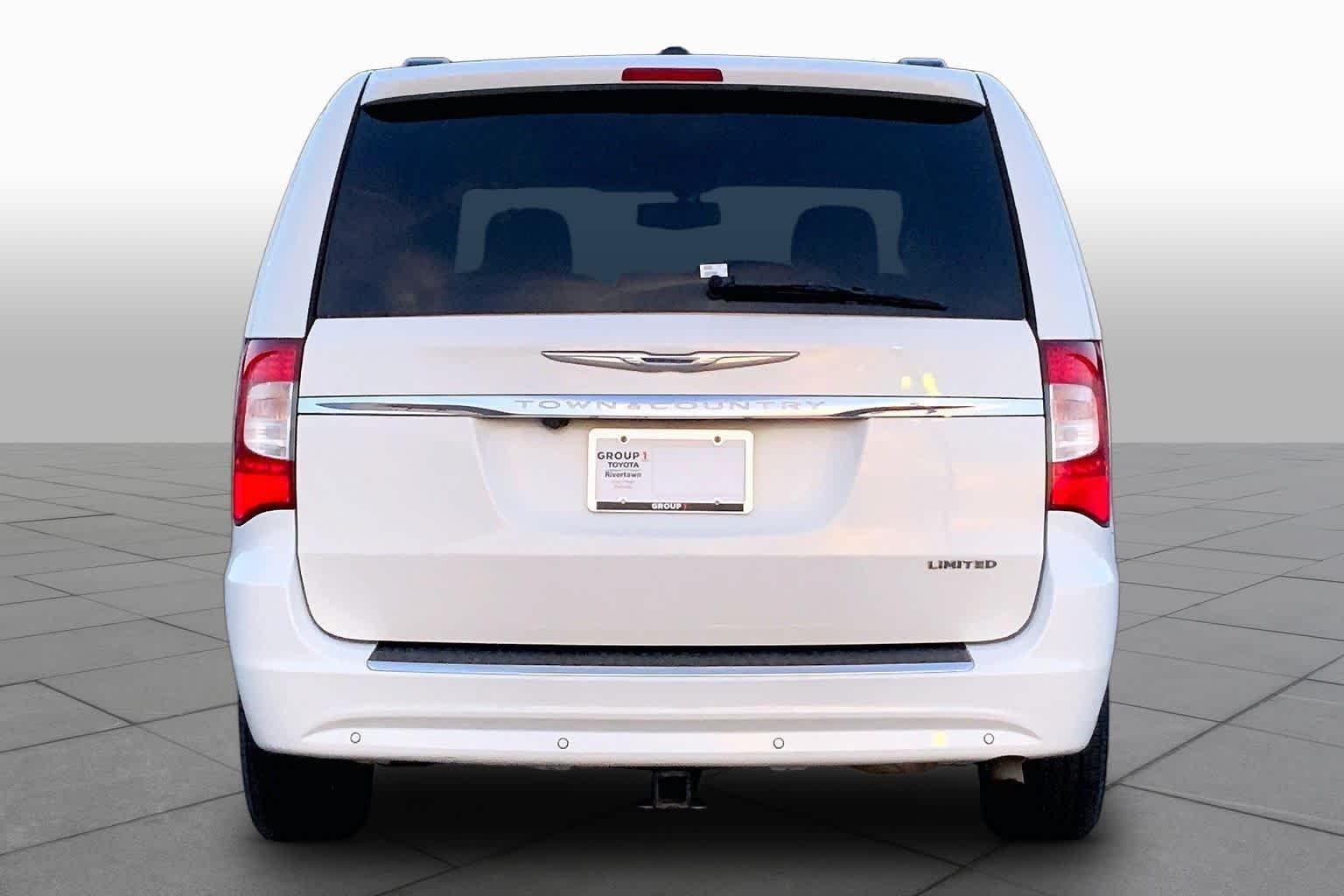 Used 2016 Bright White Clearcoat Chrysler Limited Platinum image 5