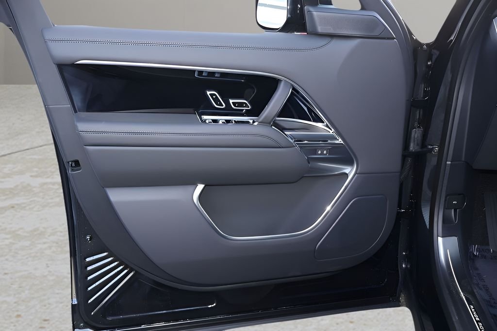New 2026 Santorini Black Land Rover SE image 9