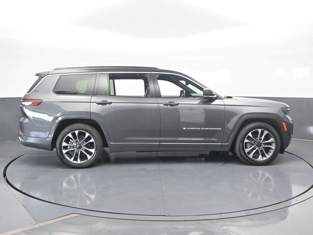 Used 2024 Baltic Gray Metallic Clearcoat Jeep Overland image 7