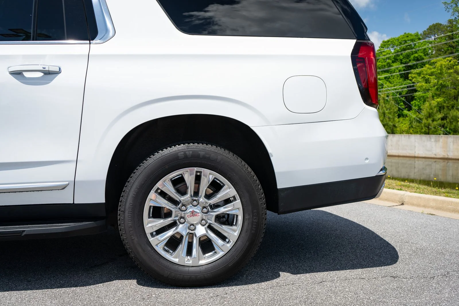 Used 2025 White GMC Denali image 6