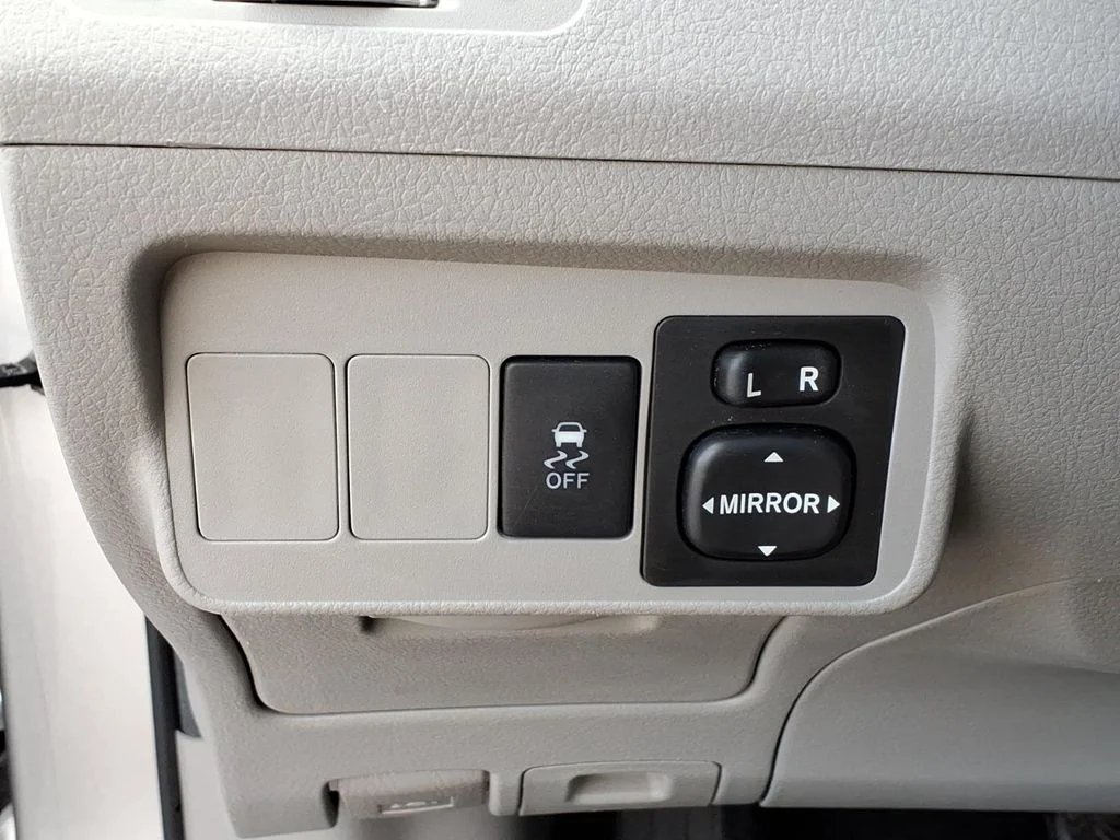 Used 2010 Silver Toyota LE image 11