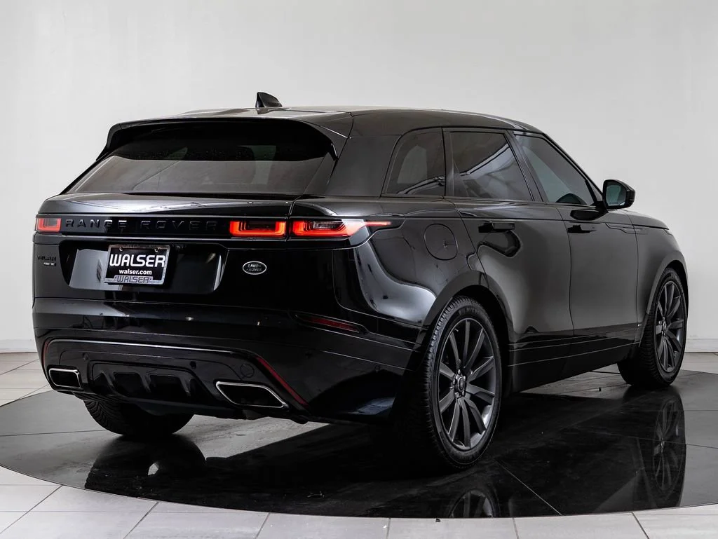 Used 2019 Santorini Black Metallic Land Rover R-Dynamic SE image 10