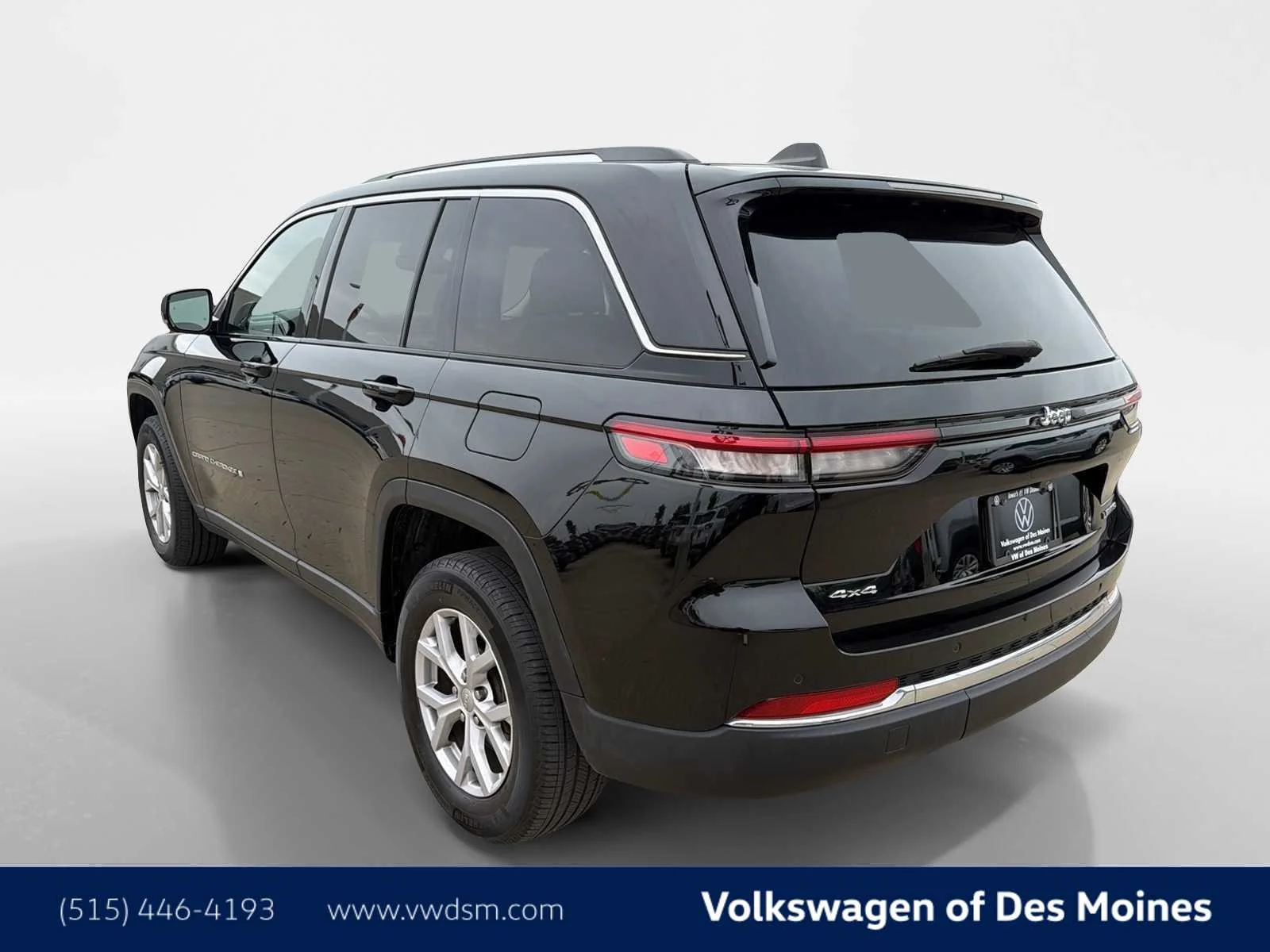 Used 2022 Diamond Black Crystal Pearlcoat Jeep Limited image 4