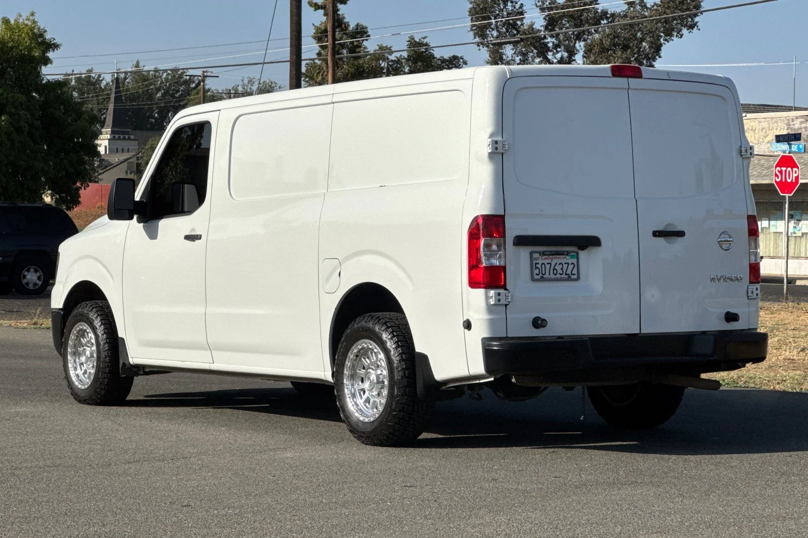 Used 2020 Glacier White Nissan S image 7