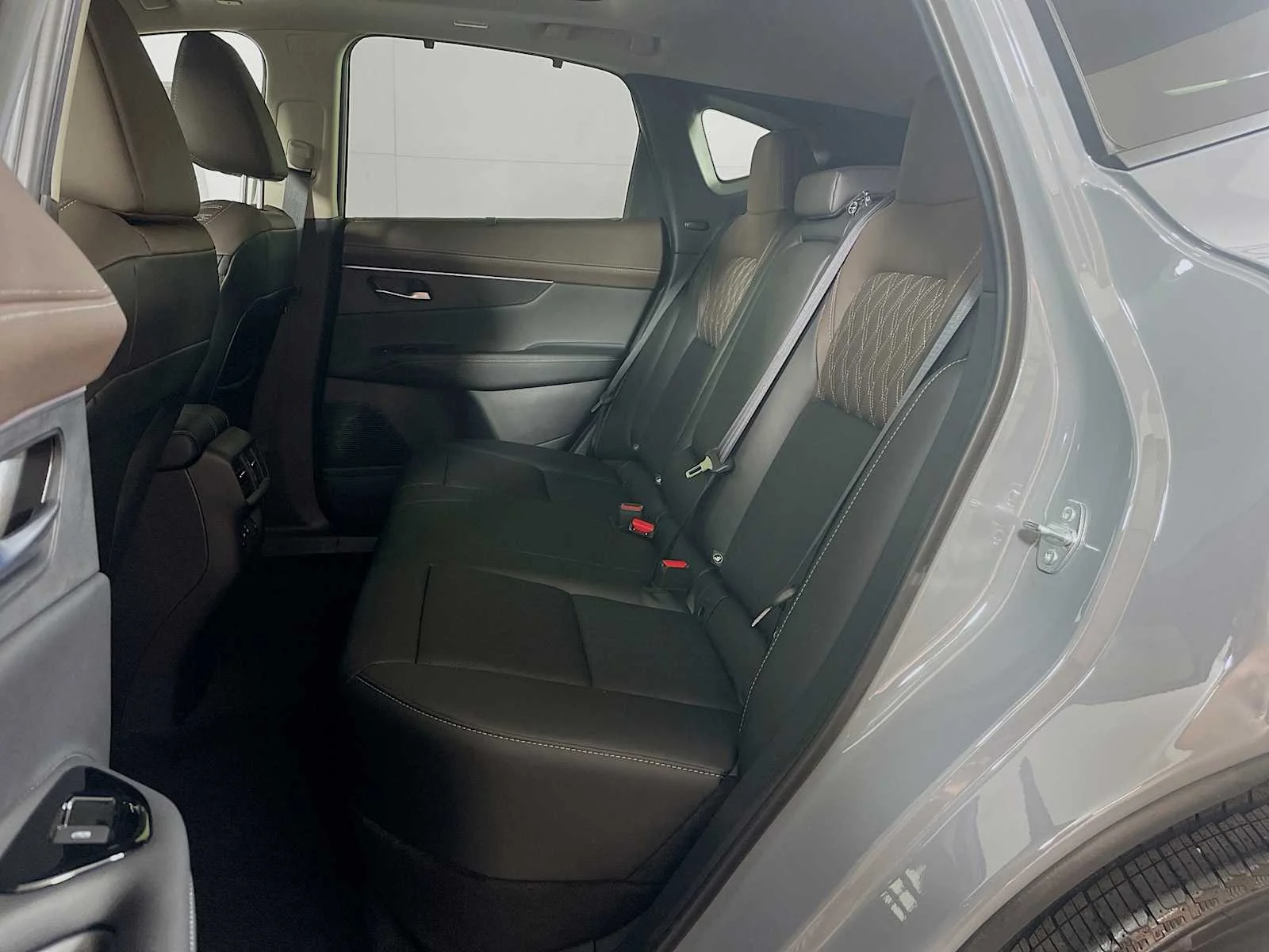 New 2026 Boulder Gray Pearl / Super Black Two-tone Nissan Platinum image 5