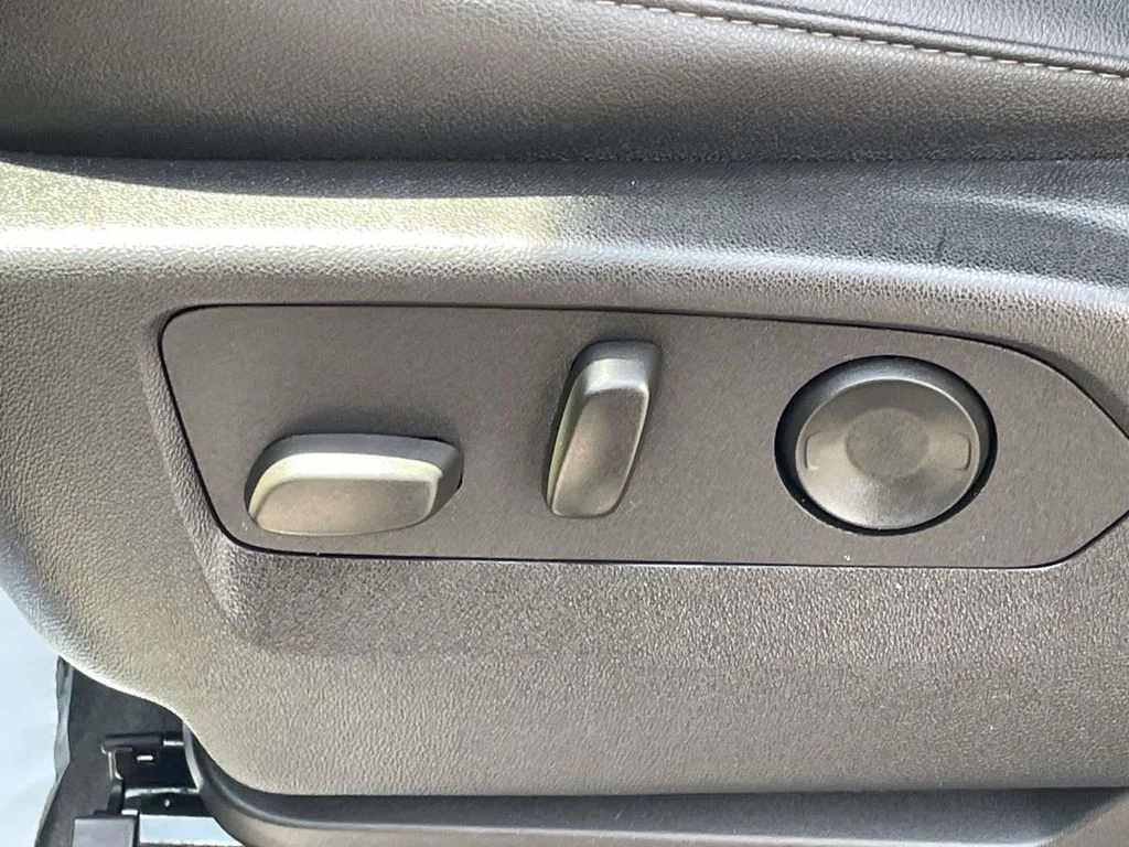 Used 2025 Gray Chevrolet Z71 image 29