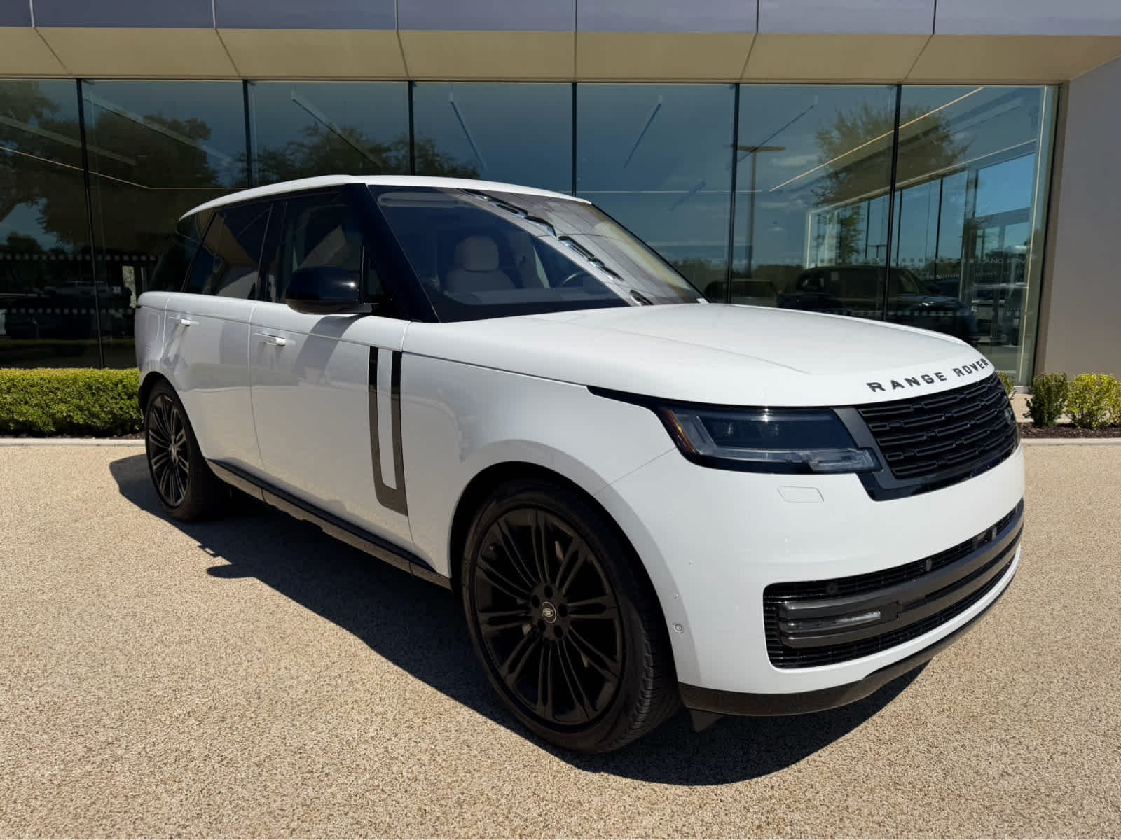 Certified Used 2023 WHT Land Rover SE image 3