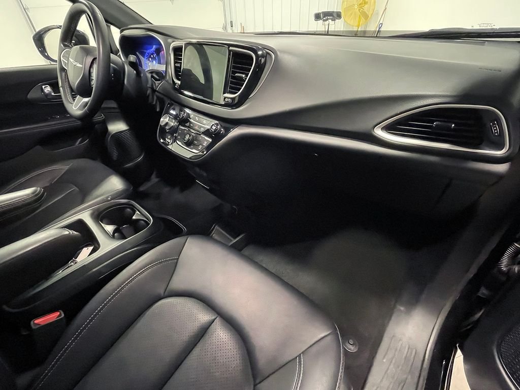 Used 2025 Black Chrysler Select image 29
