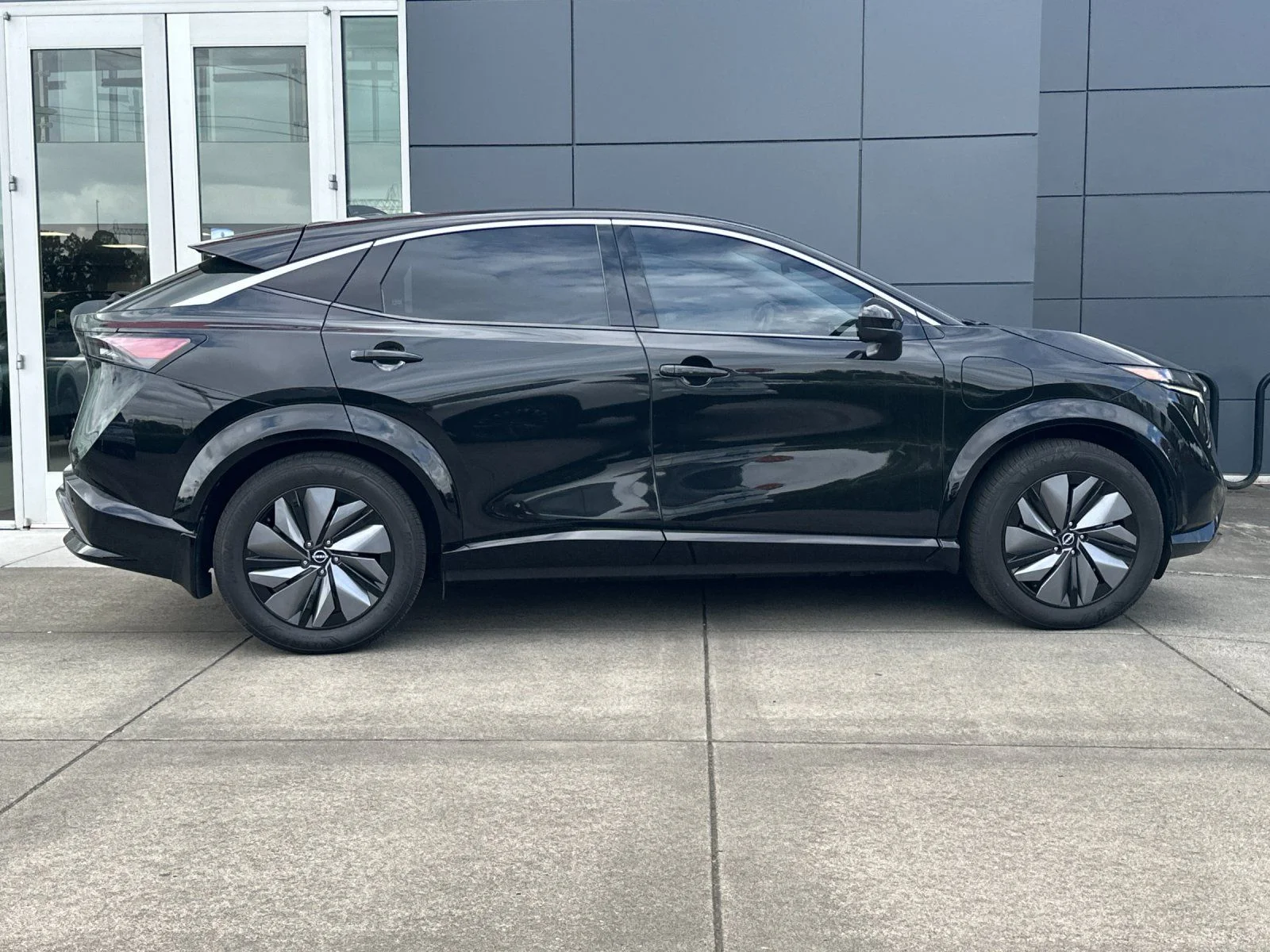 Used 2023 Black Diamond Pearl Nissan ENGAGE image 2