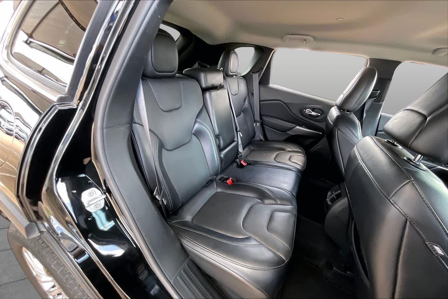 Used 2021 Diamond Black Crystal Pearlcoat Jeep Latitude Lux image 18