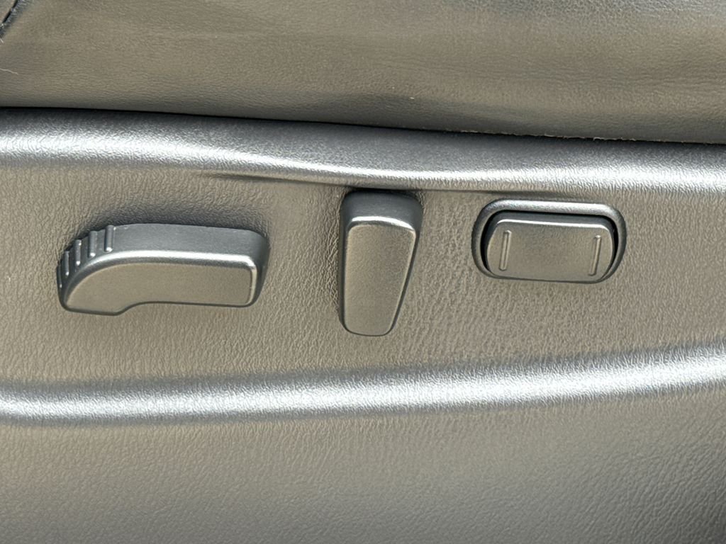 Used 2020 White Nissan Platinum image 24