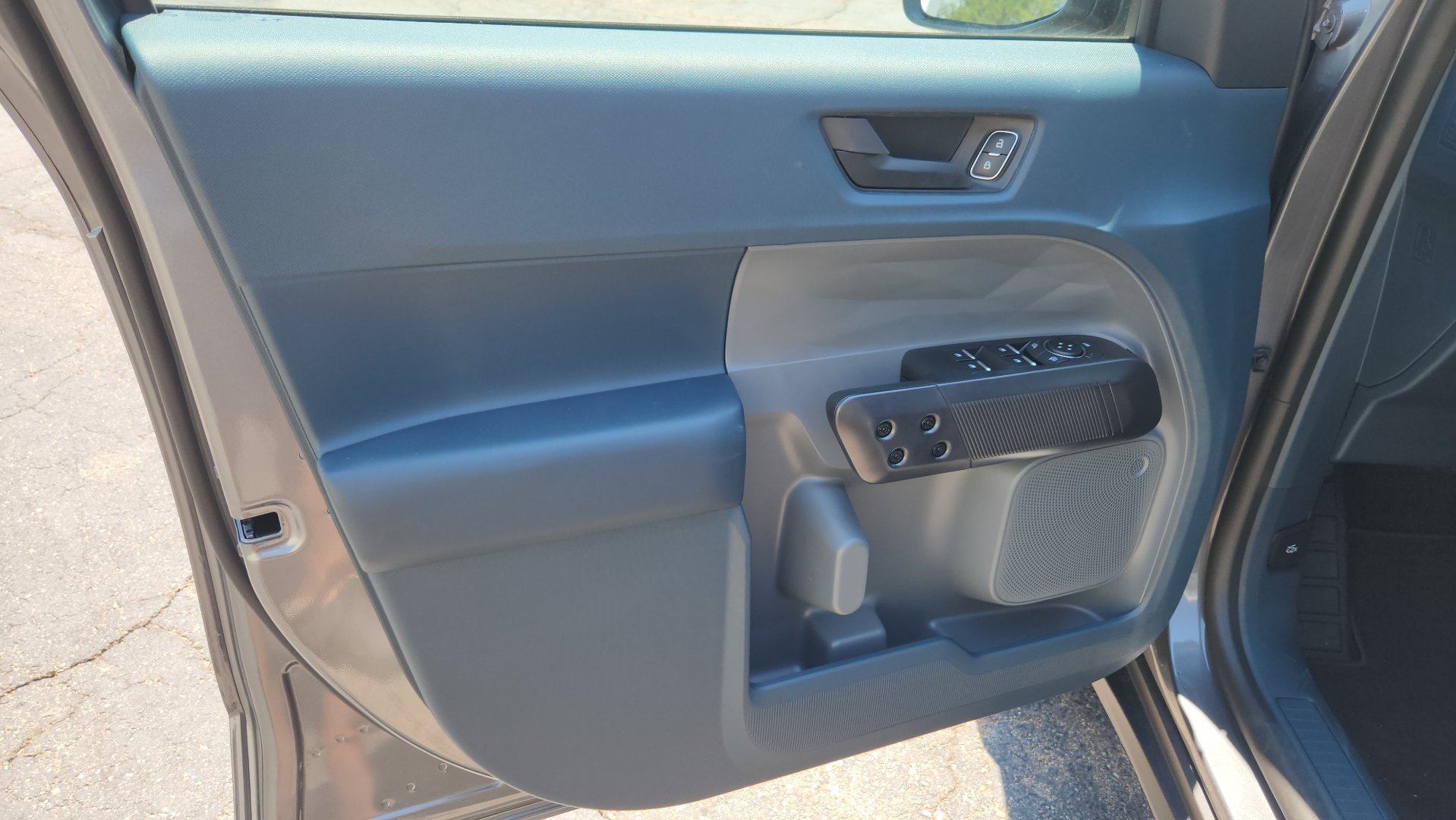 New 2026 Carbonized Gray Metallic Ford XLT image 12