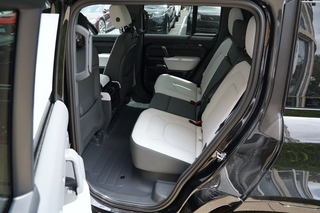 Used 2026 Black Land Rover X-Dynamic SE image 33