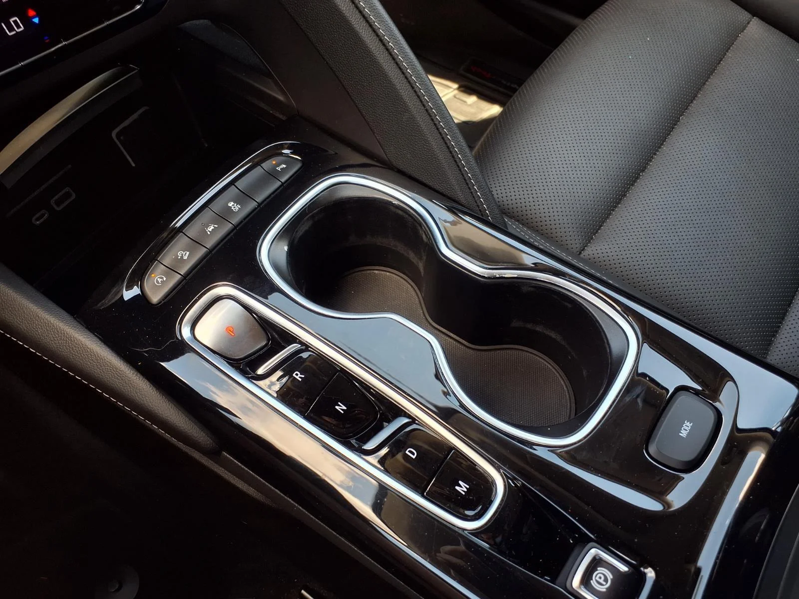 Used 2023 Summit White Buick Essence image 7