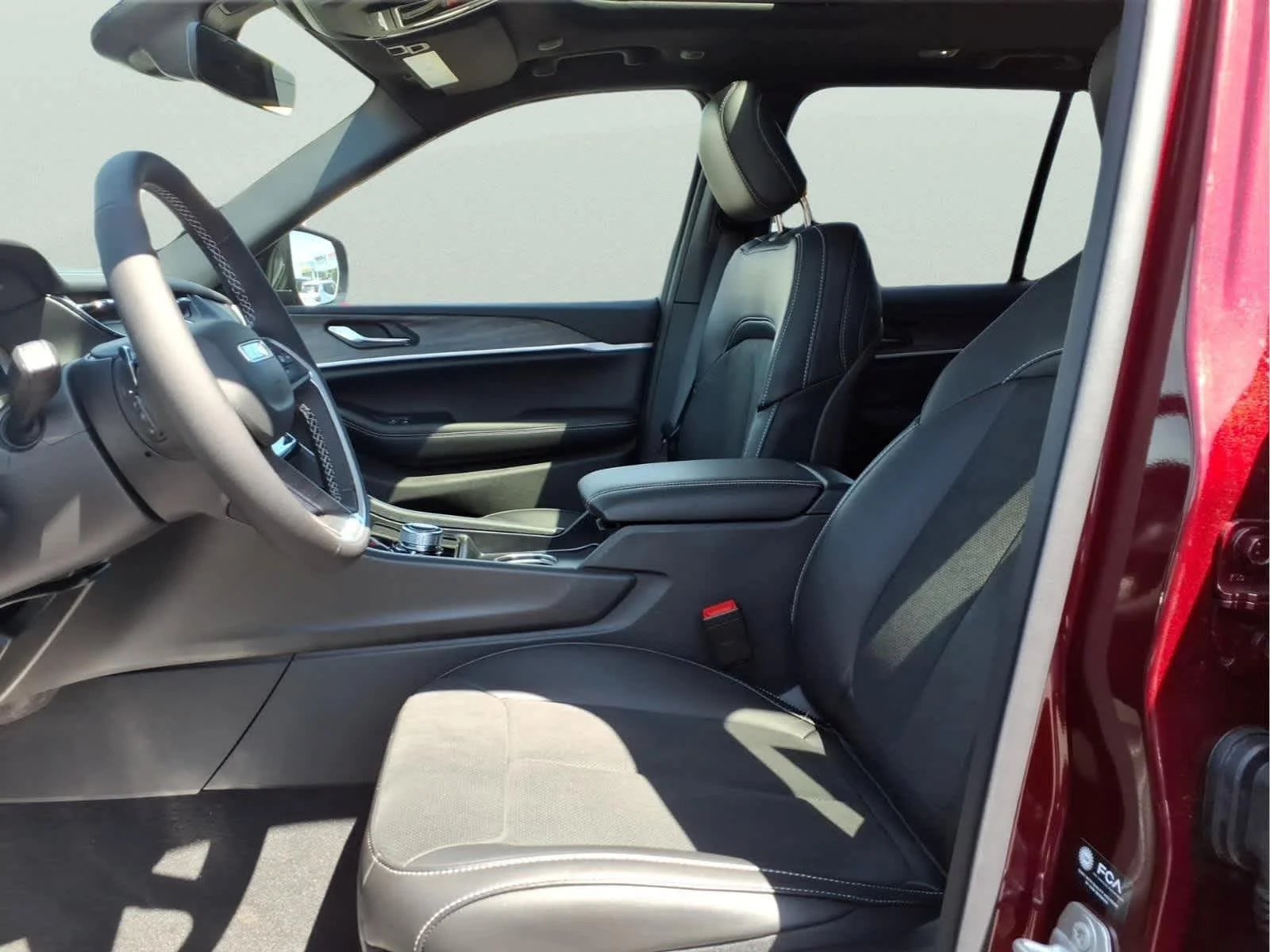 New 2026 Velvet Red Pearl-Coat Exterior Paint Jeep Laredo Altitude image 9