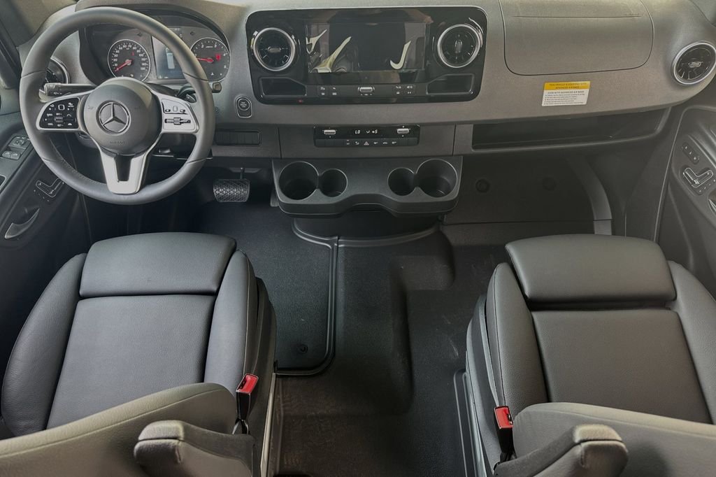 Used 2024  Mercedes-Benz Cargo 170 WB image 12