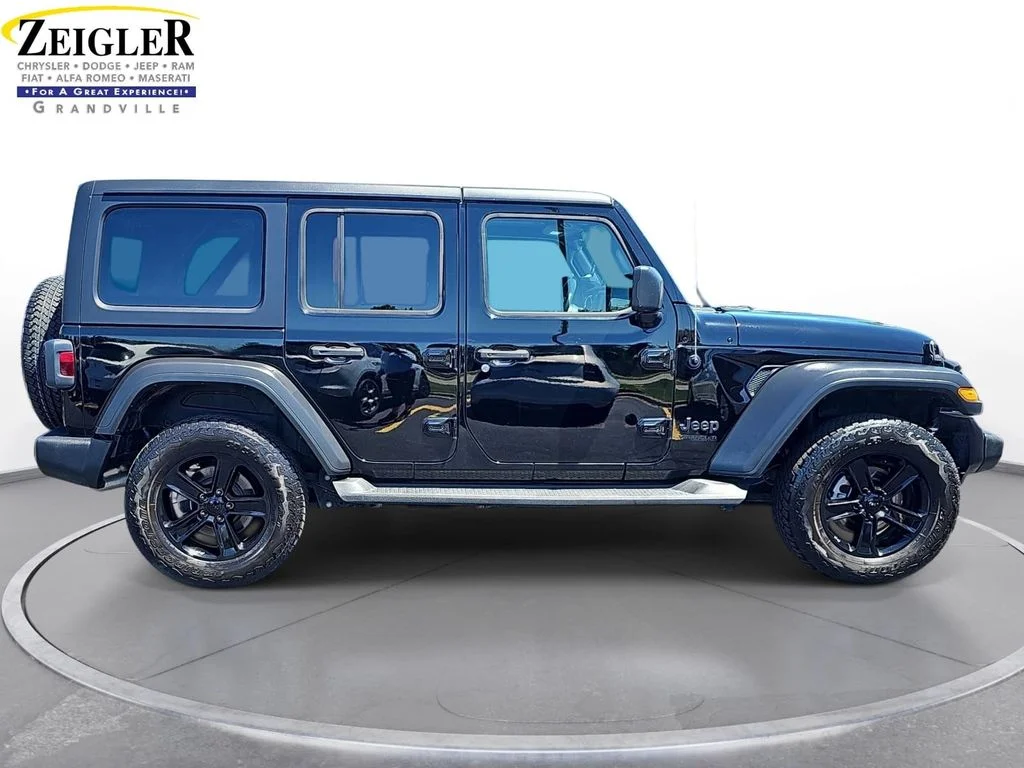 Used 2022 Black Jeep Unlimited Sport Altitude image 4