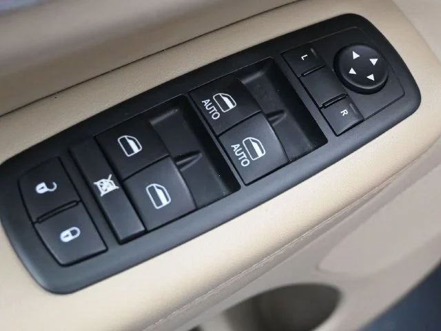 Used 2012 Deep Cherry Red Crystal Pearlcoat Jeep Limited image 7