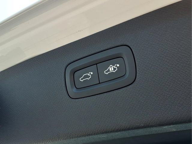 Used 2021 White Volvo T6 Momentum 7 Passenger image 22