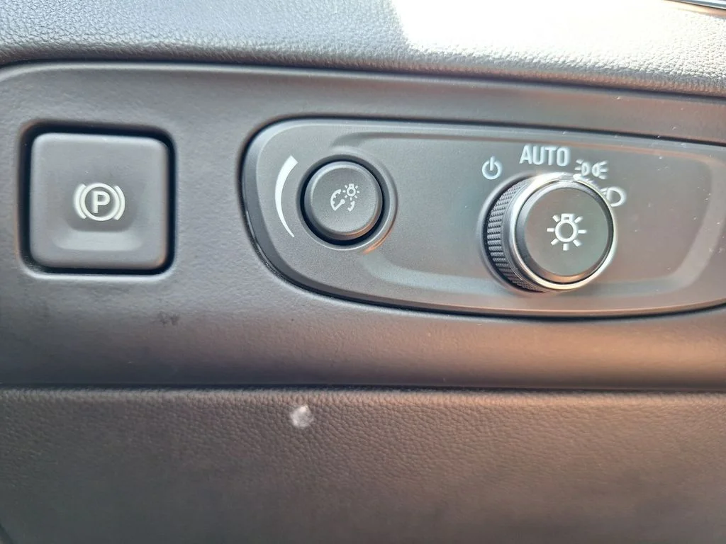 Used 2021 Black Buick Essence image 12