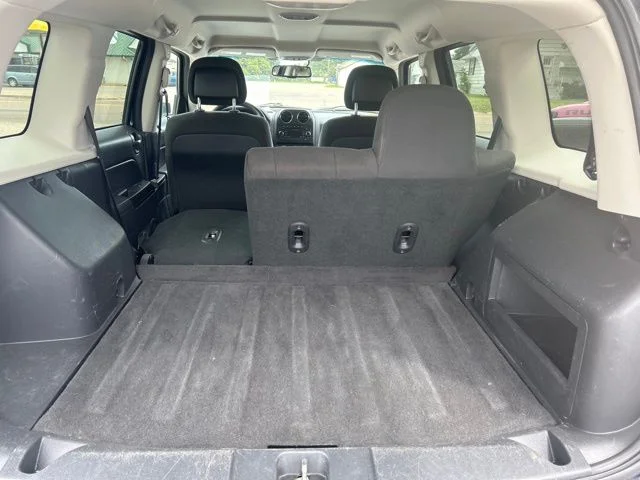 Used 2017 Blue Jeep Latitude image 6